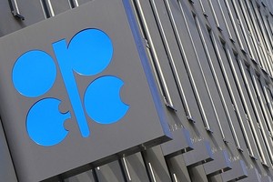 OPEC+ từng cắt giảm nguồn cung gần 10 triệu thùng dầu mỏ vào năm 2020 để cứu thị trường lao đáy. Ảnh: AFP