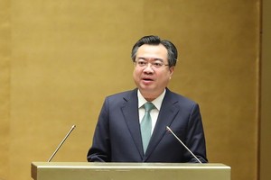 Bộ trưởng Bộ Xây dựng Nguyễn Thanh Nghị trình dự án Luật Nhà ở sửa đổi. (Ảnh Duy Linh).