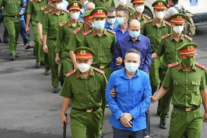 Các bị cáo bị dẫn giải đến phiên tòa sáng nay. (Ảnh: Hữu Hạnh)