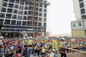 Công nhân làm việc tại công trường dự án Lumiere Boulevard