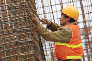 Chi phí nhân công tăng nhanh, nhưng doanh nghiệp xây lắp vẫn không dễ tuyển lao động