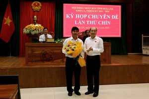 Chủ tịch tỉnh Đắk Lắk, ông Phạm Ngọc Nghị tặng hoa chúc mừng ông Nguyễn Thiên Văn. Ảnh: Thế Hùng