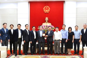 Ông Cao Tường Huy, Quyền Chủ tịch UBND tỉnh Quảng Ninh tặng quà lưu niệm cho ông Yasuo Hagimoto, Chủ tịch Công ty TNHH Tamagawa Seiki.