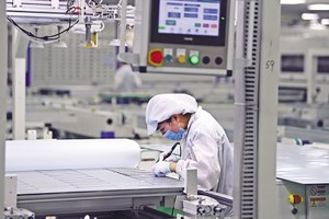 Bên trong một nhà máy sản xuất pin năng lượng mặt trời tại Bắc Giang.