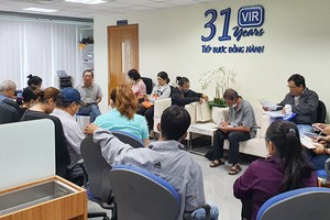 Các khổ chủ kêu cứu tại Văn phòng Báo Đầu tư tại TP.HCM. Ảnh: Lê Toàn