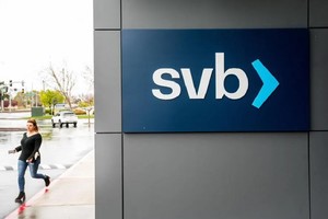Silicon Valley Bank sụp đổ do bị mất niềm tin đột ngột, dẫn đến khách hàng rút tiền ồ ạt. Ảnh: AFP