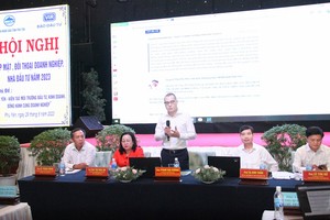 Bí thư Tỉnh ủy Phú Yên Phạm Đại Dương trao đổi với doanh nghiệp tại Hội nghị. Ảnh: Thành Nguyễn