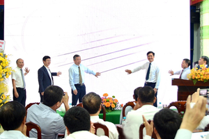 Lãnh đạo tỉnh Bình Phước và VNPT ấn nút khai trương “Phần mềm tài nguyên và môi trường tỉnh Bình Phước”.