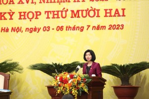 Bà Phùng Thị Hồng Hà, Phó chủ tịch Thường trực Hội đồng nhân dân Thành phố Hà Nội phát biểu tại kỳ họp.