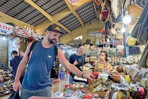 Với chính sách thị thực mới, ngành du lịch kỳ vọng vượt mục tiêu đón 8 triệu lượt khách quốc tế trong năm 2023. Ảnh: Lê Toàn 