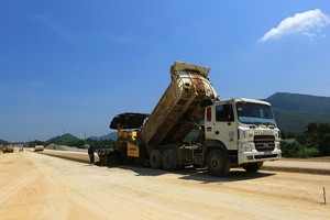 Thi công cao tốc Bắc - Nam, đoạn Nghi Sơn - Quốc lộ 45. (Ảnh: Đăng Trung - PLO).