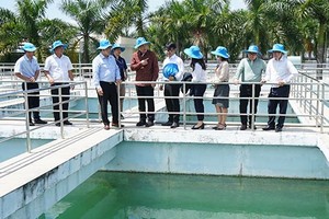 Đoàn công tác Ngân hàng Thế giới tham quan Nhà máy nước Tân Hiệp 2 công suất 30.000 m3/ngày, đêm do Ngân hàng Thế giới tài trợ vốn xây dựng, bảo đảm cung cấp nước sạch cho Khu Liên hợp công nghiệp - dịch vụ - đô thị Bình Dương.