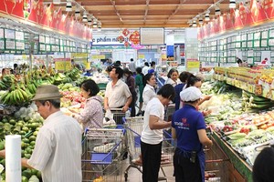 Người tiêu dùng mua các sản phẩm nông sản Việt tại siêu thị