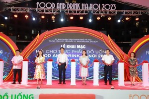 Các đại biểu cắt băng khai mạc hội chợ “Thực phẩm đồ uống - Food and Drink Hà Nội 2023”. Ảnh: Hoài Nam