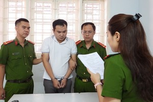 Cơ quan công an đọc lệnh khởi tố, bắt tạm giam Nguyễn Vĩnh Sơn.