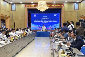 Thứ trưởng Bộ Kế hoạch và Đầu tư Trần Duy Đông chủ trì buổi họp báo sáng 15/8