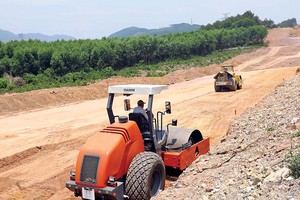 Thi công nền đường cao tốc Cam Lộ - La Sơn