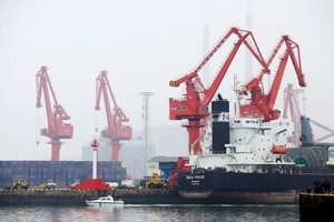 Một tàu chở dầu thô cập cảng Thanh Đảo, tỉnh Sơn Đông, Trung Quốc. Ảnh: Reuters