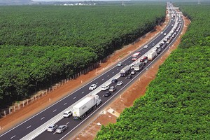 Việc thực hiện hiệu quả ngân sách đầu tư công có thể kích thích tổng cầu và tăng trưởng kinh tế. Trong ảnh: Cao tốc Giầu Dây - Phan Thiết. Ảnh: Lê Toàn