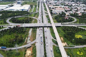 Đường bộ cao tốc được hình thành đã và đang tạo động lực quan trọng giúp các địa phương mở ra không gian phát triển mới về kinh tế - xã hội trên địa bàn