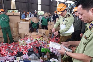 Lực lượng quản lý thị trường Hà Nội tiêu hủy thuốc giả và hàng hóa vi phạm pháp luật.