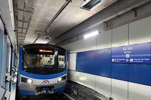 Chuyến tàu đầu tiên chạy toàn tuyến.