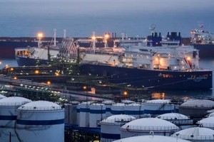 Tàu chở LNG Nikolay Urvantsev của Nga dỡ hàng tại cảng Bilbao, Tây Ban Nha, vào tháng 3/2022. Ảnh: Reuters