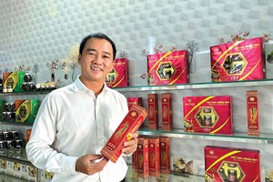 Lo doanh nghiệp trong nước mất cơ hội, ông Lư Nguyễn Xuân Vũ từ chối lời đề nghị làm thuê với mức lương hấp dẫn để thu gom mật ong tại Việt Nam cho doanh nghiệp nước ngoài và tự thành lập doanh nghiệp, một lòng hướng đến mục tiêu nâng tầm nông sản Việt.