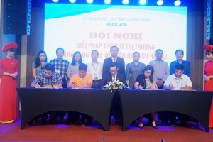 Các doanh nghiệp lữ hành và cơ sở lưu trú ký biên bản ghi nhớ về tăng cường liên kết, hợp tác tăng thu hút khách du lịch Hồi giáo tới Quảng Ninh. Ảnh: Đào Linh.