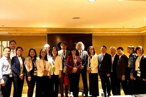 Đoàn công tác của Việt Nam và Giám đốc Liên minh Bảo tồn thiên nhiên quốc tế.