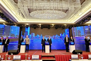 Thứ trưởng Bộ Khoa học và Công nghệ Lê Xuân Định cùng các đại biểu TP. Hải Phòng cùng các Đại sứ nhấn nút khai mạc Techfest Hải Phòng 2023