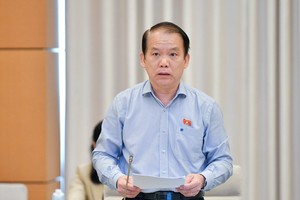 Chủ nhiệm Ủy ban Pháp luật Hoàng Thanh Tùng trình bày báo cáo thẩm tra.