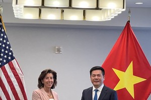 Bộ trưởng Công thương Nguyễn Hồng Diên làm việc với Bộ trưởng Thương mại Hoa Kỳ Gina Raimondo. (Ảnh: Kiều Trang/TTXVN)