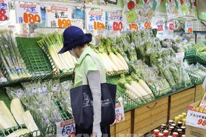 Người dân chọn mua thực phẩm tại siêu thị ở Tokyo, Nhật Bản. Ảnh: Kyodo/ TTXVN