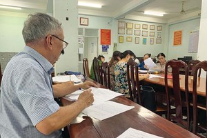 Trái chủ trái phiếu An Đông làm hồ sơ tố cáo để được thành bị hại tại cơ quan công an.