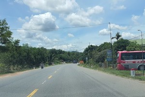 Quốc lộ 9 nối từ TP. Đông Hà lên cửa khẩu Lao Bảo hiện hữu. Ảnh: Ngọc Tân