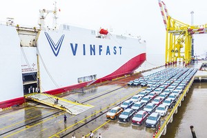 Theo Forbes, cộng đồng doanh nghiệp Việt Nam, mà tiêu biểu là VinFast, đang là hình mẫu năng động cho các doanh nghiệp toàn cầu đến từ Đông Nam Á. Trong ảnh: VinFast xuất khẩu xe điện ra thế giới, đánh dấu bước tiến của ngành công nghiệp xe hơi Việt Nam.