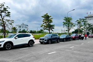 Nhà đầu tư đi xem đất trở lại. Ảnh: Việt Dũng