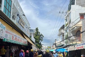 Người dân tập trung đến nhà chủ hụi ở phường Phú Thủy, TP.Phan Thiết, Bình Thuận.