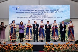 Số liệu vừa được Cục Đầu tư nước ngoài (Bộ Kế hoạch và Đầu tư) công bố, trong 10 tháng đầu năm 2023, tổng vốn đầu tư của Việt Nam ra nước ngoài cấp mới và điều chỉnh đạt gần 424,34 triệu USD, giảm 6,1% so với cùng kỳ năm ngoái. Trong đó, có 95 dự án được cấp giấy chứng nhận đăng ký đầu tư mới, với tổng vốn đăng ký đạt hơn 251,15 triệu USD, giảm 35,6% và có 19 lượt dự án điều chỉnh, với tổng vốn đầu tư tăng thêm hơn 173,19 triệu USD, gấp 2,8 lần so với cùng kỳ. Theo Cục Đầu tư nước ngoài, kể từ đầu năm tới nay, các nhà đầu tư Việt Nam đã đầu tư ra nước ngoài ở 14 ngành. Trong đó, bán buôn, bán lẻ dẫn đầu với 32 dự án đầu tư mới và 6 lượt điều chỉnh vốn, với tổng vốn đầu tư đăng ký gần 151,63 triệu USD, chiếm 35,7% tổng vốn đăng ký đầu tư ra nước ngoài. Ngành thông tin - truyền thông đứng thứ hai, với hơn 119,37 triệu USD, chiếm 28,1%. Tiếp theo là các ngành sản xuất, phân phối điện, nông nghiệp, lâm nghiệp, thủy sản; công nghiệp chế biến, chế tạo…