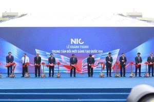 Thủ tướng Chính phủ Phạm Minh Chính cùng các vị lãnh đạo trung ương, đại diện các doanh nghiệp tài trợ cắt băng khánh thành Trung tâm Đổi mới sáng tạo Quốc gia - cơ sở Hòa Lạc (Ảnh: Chí Cường)