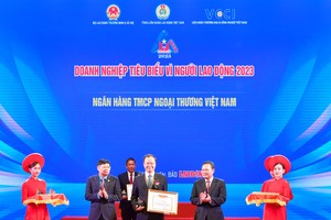 Vietcombank lần thứ tư liên tiếp được Bằng khen “Doanh nghiệp tiêu biểu vì người lao động”