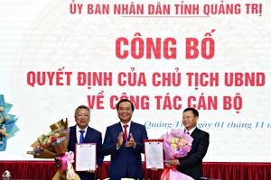Chủ tịch UBND tỉnh Quảng Trị Võ Văn Hưng trao quyết định và tặng hoa chúc mừng Giám đốc Sở Tài nguyên & Môi trường Trần Văn Quảng (phải ảnh) và Giám đốc Sở Công Thương Nguyễn Trường Khoa (trái ảnh).