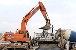 Nhà thầu thi công hạng mục đường cất hạ cánh Cảng Hàng không Ðiện Biên. (Ảnh: Quốc Huy, báo Điện Biên Phủ).