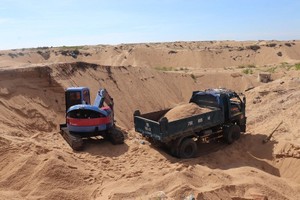 Một trường hợp khai thác cát trái phép bị bắt quả tang tại phường Hòa Hiệp Bắc, thị xã Đông Hòa vào đầu tháng 7/2023. Nguồn: UBND thị xã Đông Hòa.