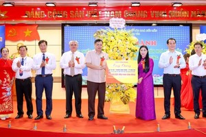 Bí thư Tỉnh ủy Hoàng Thị Thúy Lan trao thưởng cho địa phương