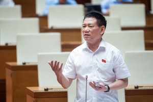 Bộ trưởng Bộ Tài chính Hồ Đức Phớc trả lời chất vấn sáng 6/11