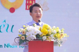 Ông Trần Trung Hiếu, Phó giám đốc Sở Du lịch Hà Nội phát biểu tại Lễ bế mạc Lễ hội Quà tặng Du lịch Hà Nội 2023. 