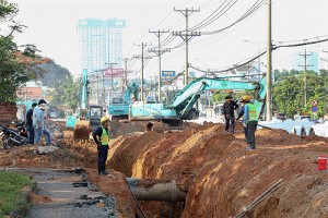 Thi công mở rộng Quốc lộ 13 tại Bình Dương - Ảnh: Báo Bình Dương