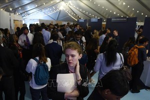 Người dân tham gia hội chợ việc làm tại Arlington, Virginia, Mỹ. Ảnh: AFP/ TTXVN